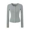 Nueva colección de otoño para mujer: un elegante conjunto de tres piezas que incluye un cárdigan corto con pliegues y tirantes, combinado con elegantes pantalones grises de pierna ancha