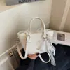 Moda Transfronteiriça Versátil Uma Alça Transversal Bolsa Saco Retrô para Mulheres Verão 2025 Novo Estilo Pequena Bolsa de Mão com Laço