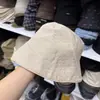 Sombrero de cubo de color sólido a cuadros de personalidad irregular versátil para otoño e invierno para mujer, con visera larga delante y corta detrás, sombrero de sol versátil de moda