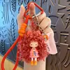 Llavero Colgante de Niña Caricaturesca Moderna Genial con Cabello Rizado, Muñeca Sabor Leche, Decoración para Bolso Femenino, Llavero de Regalo Pequeño