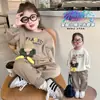 Conjunto de dos piezas de moda coreana para primavera y otoño, dulce y lindo, con sudadera de cuello redondo y pantalones jogger casuales con estampado de oso de dibujos animados para bebés