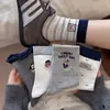 Calcetines Grises de Dibujos Animados para Niñas y Niños Estilo Primavera y Otoño Calcetines Japoneses Lindos Apilables para Mujeres Algodón Rayados Bordados Oso Pequeño Calcetines de Media Pantorrilla