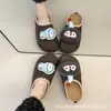 Sandálias Birkenstock para Mulheres Dopamina Desenho Animado Fofo Sapatos Fechados de Solado Grosso para Mulheres Uso Externo Outono Casa Aumento de Altura Direto da Fábrica
