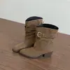 Botas de salto grosso em jeans retrô estilosas para mulheres, novo estilo verão 2026, bico fino, adequadas para combinar com saias, botas curtas de equitação que aumentam a altura