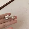 Pendientes de Nicho de Nuevo Estilo con un Ambiente de Alta Gama y Minimalista, con Diamantes y Perlas en un Diseño de Flor, Pequeños, Sencillos, Modernos y Versátiles