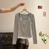 Impressionante camiseta de manga longa para mulheres, com decote halter e gola quadrada, design de peça dupla falsa, novo design para o início do outono de 2026, top básico estiloso