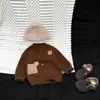 Cárdigan suéter de oso de dibujos animados estilo coreano para niños, abrigo de punto bordado para bebés y niños pequeños, ropa exterior linda para bebés para salir, moderno