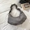 Bolsa casual retrô de camurça para mulheres, novo modelo 2026, bolsa transversal leve e versátil, bolsa de ombro e axila de nicho super popular