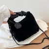 Bolso de Felpa Portátil de Alta Gama con Textura, Nuevo para Otoño e Invierno, para Mujer, Simple, Estilo Occidental, Bolso Cruzado de Hombro de Moda y Tendencia