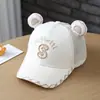Boné de beisebol infantil de cor clara com letras bordadas, boné infantil com meio telado, boné infantil de bico de pato para o verão atacado