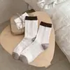 Calcetines de media pantorrilla para mujer de primavera y otoño en color beige y café con estampados florales y de rayas, calcetines de algodón puro para mujer estilo coreano simple estilo universitario