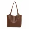Bolso de mano versátil para viajes transfronterizos, nuevo modelo otoño e invierno 2026, bolso de hombro simple, bolsa tote texturizada de gran capacidad para mujer