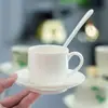 Xícara e Pires de Café Branco Puro Yuerui Xícara e Pires de Porcelana Branca Europeia Xícara para Chá da Tarde Xícara para Chá de Flores Xícara Britânica Hotel Logotipo Imprimível