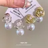 Pendientes de flor de perla con aguja de plata vintage francés, pendientes de lujo ligero de alta gama con un diseño único, accesorios de oreja versátiles