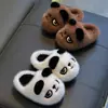 Nuevas pantuflas de algodón para niños de invierno 2026, unisex, cálidas y con forro de felpa, diseño de panda, para usar en interiores, estilo padre-hijo, zapatitos de algodón para bebé