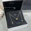Collar Coco de Alta Gama Estilo Chanel para Mujer, Patrón Acolchado con Incrustaciones de Diamantes, Chapado en Oro Rosa de 18K, Cadena Ligera de Lujo para Suéter
