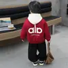 Chaqueta de béisbol acolchada para niños con forro polar Ropa de invierno 2026 Nueva sudadera con capucha elegante de invierno para bebé Conjunto de tres piezas