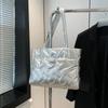 Bolso de chaqueta acolchado de algodón para mujer, gran capacidad, nuevo otoño e invierno 2024, bolso de compras de hombro combinable, bolso de mano informal para uso diario.
