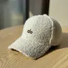 Novo Chapéu de Pelúcia de Lã de Cordeiro para Mulheres, Outono e Inverno, Boné de Baseball Emagrecedor, Circunferência da Cabeça Grande, Chapéu Quente de Bico de Pato Espessado Bordado