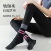 Calcetines de Yoga para Mujer Calcetines de Media Pantorrilla Antideslizantes para Interiores Fitness Pilates Calcetines Deportivos para Mujer con Doble Puño Rayados Sin Costuras