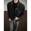 Chaqueta negra elegante de corte relajado para hombre, con un moderno diseño color block, un patchwork contrastante y una silueta corta estilo bomber, perfecta para el otoño.