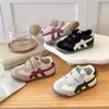 Zapatillas infantiles con forro polar 2026 otoño e invierno nuevo estilo coreano zapatos de algodón cálidos para niñas zapatos casuales de suela blanda estilo Forrest Gump para niños