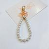 Llavero colgante de lazo de cadena de perlas DIY nuevo metal flor accesorios de tarjeta bolsa para audífonos accesorios para llaves femeninos
