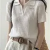 Camiseta Twisted de Tricô de Seda Branca 2026 para Mulheres, Novo Estilo de Verão, Camisa Polo com Ombro Normal e Gola Reversível, Top de Manga Curta Emagrecedor