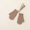 Diseño simple se refiere a guantes de punto para niños, guantes de lana de una sola capa cálidos de invierno, manoplas de estilo colgante para bebé con correa para el cuello
