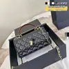 Novo modelo primavera de 2026 bolsa de ombro com corrente em couro legítimo com padrão de losangos para mulheres, bolsa transversal com aba de design exclusivo, bolsa de mão simples
