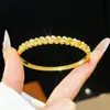 Pulseira com Fivela de Zircônia Banhada a Ouro Real 18K Acabamento Pesado Luxo Leve Sensação de Alto Padrão Pulseira Versátil para o Dia a Dia Mostra Temperamento Joia de Mão