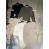 Nova coleção de outono: Suéter de tricô casual elegante e suave estilo coreano, com decote V e mangas morcego para mulheres, com design que afina a silhueta e define a cintura.