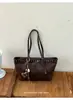 Bolsas tote retrô de nicho para atacado transfronteiriço para mulheres 2026 nova grande capacidade rebite para trabalho bolsa de ombro única sob o braço moderna