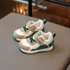 Zapatillas para bebé niño 2025 invierno nuevo estilo para bebé niña suela suave con felpa cálidas zapatos para bebé zapatos de algodón para niño pequeño