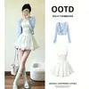 Vestido branco de alça para mulheres, deslumbrante e lindo para o verão, elegante e rodado, com cintura marcada, corte em A e saia curta floral azul.