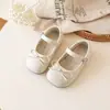 Sapatos de Couro Infantis, Sapatos de Princesa para Meninas, Novos Sapatos de Performance com Solado Macio para Primavera e Outono, Sapatilhas Antiderrapantes, Sapatos de Bebê, Bege