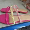 Comercio exterior talla grande combinación de colores prenda exterior 2024 verano europeo y americano punta cuadrada tejido plano hueco zapatillas sandalias de playa para mujer