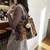 Bolsa esponjosa con estampado de leopardo para mujer, nueva colección otoño/invierno 2026, moderna y casual, bolso de hombro de gran capacidad, elegante bolso tote para ir al trabajo