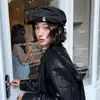 Chapéu Plano Estilo Coreano Retrô com Fivela de Metal Chapéu de Jovem Jornaleiro Chapéu de Equitação Feminino Primavera Outono Temperamento Versátil Boina Plissada Deixa o Rosto Menor