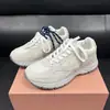 Versión Ding M-I-U2025 Nuevas Zapatillas de Papá Retro Desgastadas de Suela Gruesa Correa de Cuero Genuino Zapatos Deportivos Casuales Zapatos Blancos