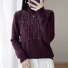 Nova coleção outono e inverno: Camada base de malha feminina com gola alta parcial, apresentando requintados adornos de strass e pérolas, um suéter estiloso e uma elegante camada interna.
