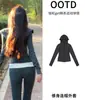 Conjunto deportivo casual para mujer con sudadera jacket de rayas ajustada, un atuendo de alta gama para principios de otoño que luce increíblemente elegante.