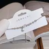 Pulseira Branca de Madrepérola de Luxo Leve para Mulheres, Design de Nicho de Alto Padrão, Flor de Quatro Folhas, Zircônia em Forma de Coração, Joia de Mão Ajustável Venda por Atacado