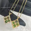 Versión V-gold de alta gama del collar de la Ópera con trébol de cuatro hojas, acabado cepillado, esmalte de nácar blanco estilo palacio, baño grueso de oro de 18k, tamaño grande