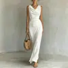 Vestido de cetim sem mangas com decote canoa e cinto para marcar a cintura, apresentando um design plissado com fenda e uma silhueta longa para um look elegante e sofisticado