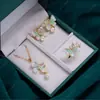 Anillo de Perla, Aretes, Colgante Juego de Tres Piezas con Diseño de Cristal de Goteo de Aceite de Mariposa Vacía, Lujo Ligero DIY de Gama Alta