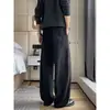 Coleção nova de 2026: roupas masculinas em estilo relaxed, old-money, apresentando calças plissadas em bambu, de perna curva, com um design casual e de perna larga