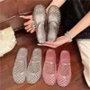 Sandalias populares de malla con purpurina y punta redonda para mujer, transparentes, frescas y cómodas para el verano, versátiles para uso casual al aire libre, pantuflas de punta cerrada para mujer