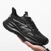 Zapatos de Hombre Primavera y Verano Nuevo Estilo Coreano Malla Transpirables Ligeros Suela Blanda Zapatos Deportivos Suela Gruesa Antideslizantes Versátiles Negros Zapatos para Correr