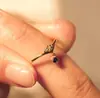 Anel estilo japonês inteligente com zircônia safira incrustada Anel feminino retrô de luxo leve de alta qualidade elegante simples banhado a ouro